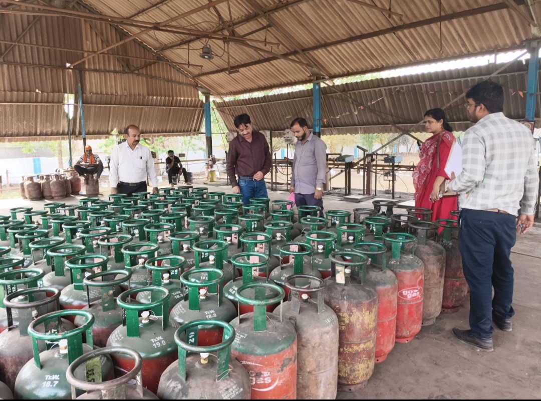 दुर्ग। 599 नग गैस सिलेंडर और 2841 किलोग्राम एलपीजी जप्त।
