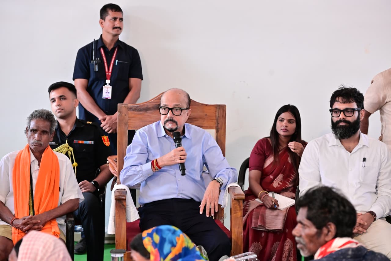 राज्यपाल रमेन डेका ने विशेष पिछड़ी जनजाति बिरहोर समुदायों से की मुलाकात