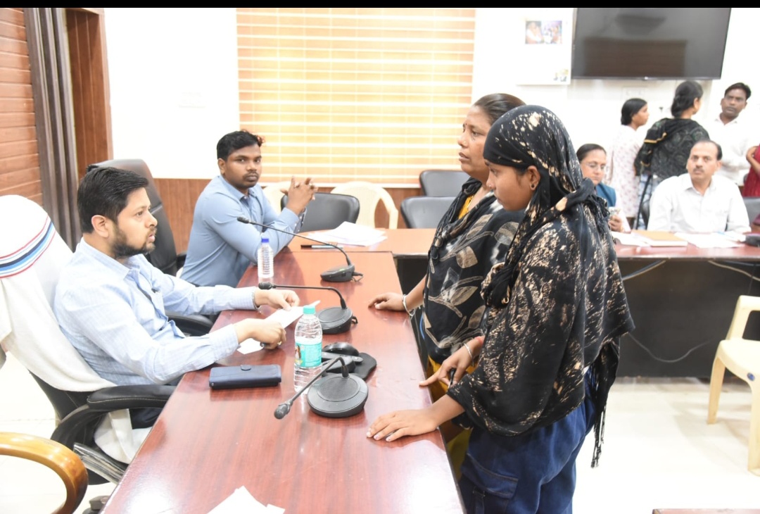 दुर्ग। जनदर्शन में आज कुल 102 आवेदन प्राप्त हुए। ग्राम ननकटठी के आदमी जल संकट से परेशान।