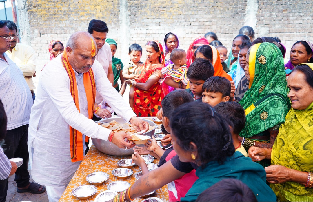 दुर्ग ।गृह ग्राम दोनर बजरंग चौक स्थित प्राचीन हनुमान मंदिर में पूजा अर्चना कर, ग्राम वासियों की खुशहाली की कामना किया।