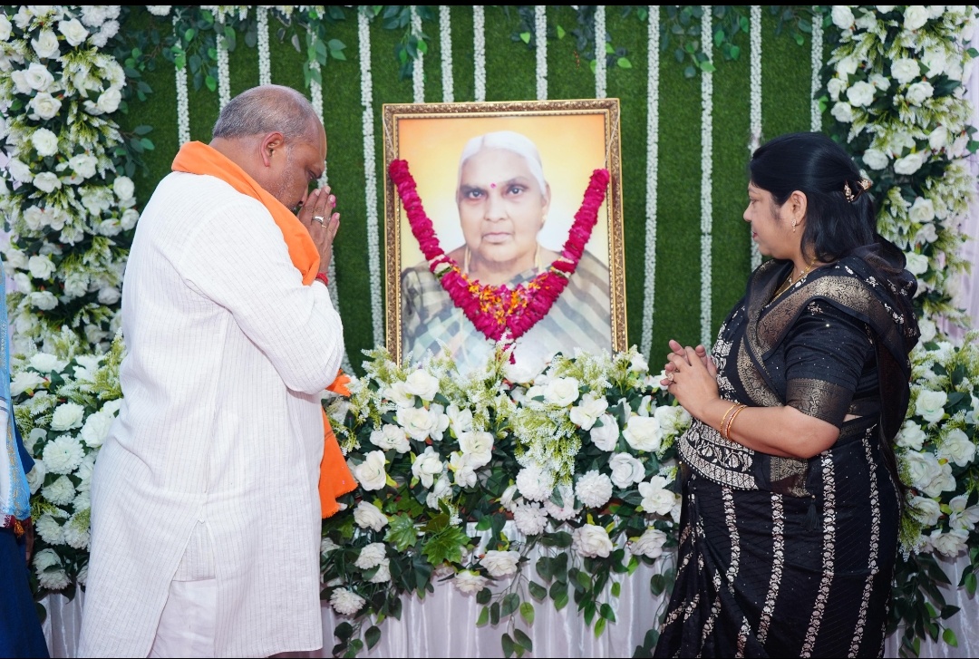 दुर्ग। दुर्ग ग्रामीण विधायक ललित चंद्राकर की पूज्य माताजी  स्वर्गीय पूर्णिमा चंद्राकर जी के  वार्षिक श्राद्ध  पर श्रद्धा सुमन अर्पित।
