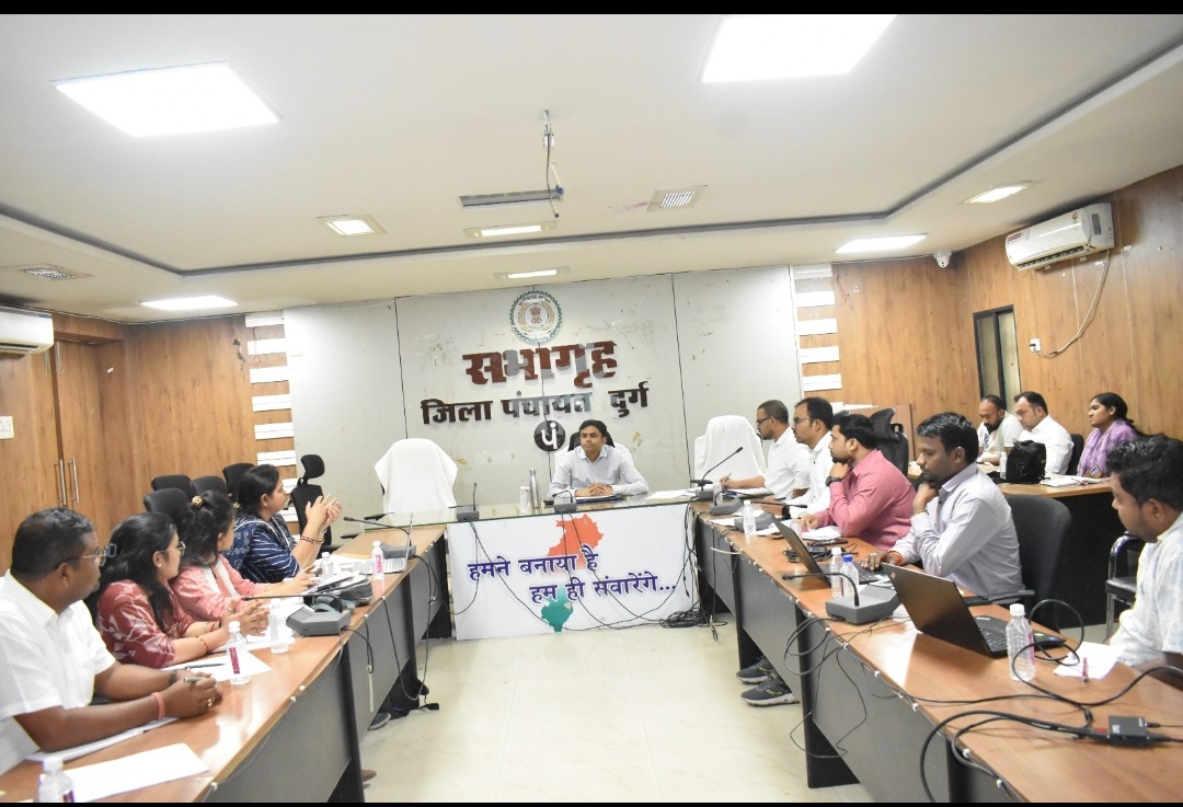दुर्ग ।मनरेगा व प्रधानमंत्री आवास कार्यों की समीक्षा बैठक संपन्न।