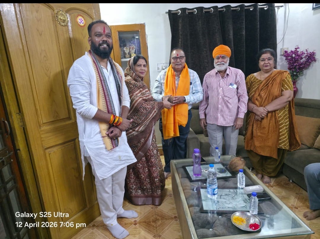 दुर्ग। गांव चलो अभियान के तहत वार्ड 25 आशीष नगर रिसाली में जनसंपर्क कर पार्षद श्री मनीष यादव बंटी ने बुजुर्गों का किया सम्मान।