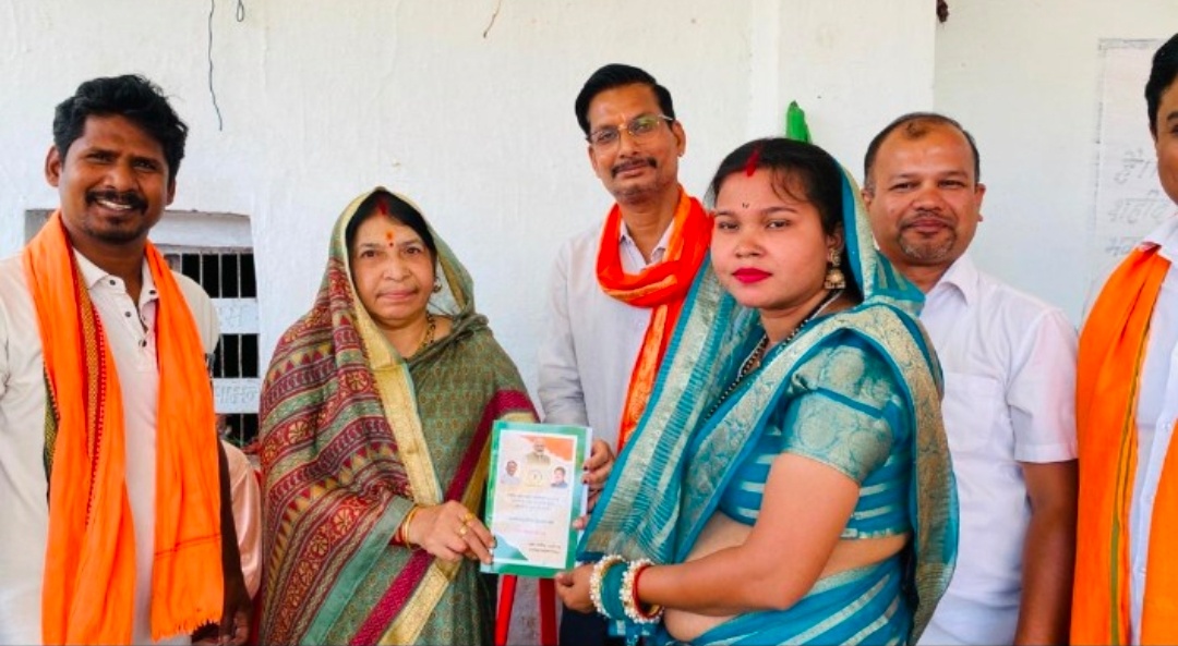 दुर्ग। रिसाली मंडल अध्यक्ष श्री एकनाथ अनुपम साहू जी के नेतृत्व में गांव चलो अभियान का सघन जनसंपर्क।