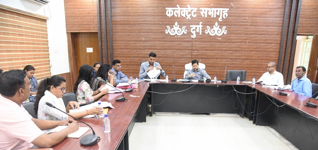 दुर्ग। कलेक्टर ने ने प्रधानमंत्री आवास योजना के कार्यों की समीक्षा की। रुचि नहीं लेने पर आवास स्वीकृत की जाएगी निरस्त।।