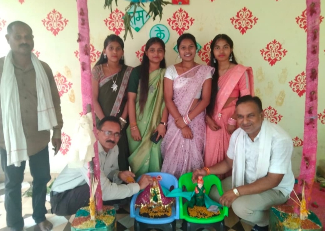दुर्ग। चांदनी चौक भनसुली में छत्तीसगढ़ की पारंपरिक अक्ती तिहार पर पूतरा पुतरी विवाह धूमधाम से संपन्न।