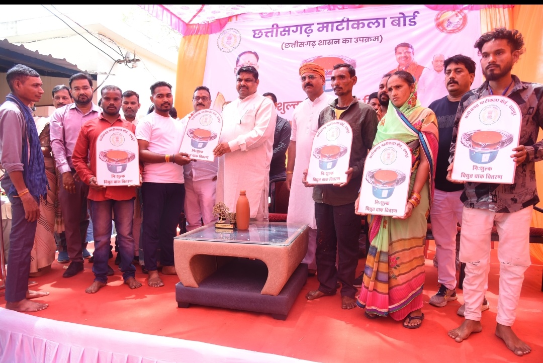 दुर्ग।मजदूर दिवस के अवसर पर 21 कुम्हारों को इलेक्ट्रिक चाक एवं 200 ई रिक्शा चालकों को आर्थिक सहायता प्रदान की गई।
