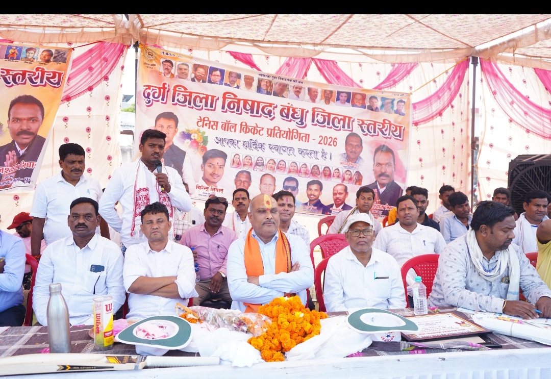 दुर्ग।विधायक श्री ललित चंद्राकरजी,  ग्राम कोलिहापुरी में निषाद बंधु जिला स्तरीय टेनिस बॉल क्रिकेट प्रतियोगिता में शामिल हुए।