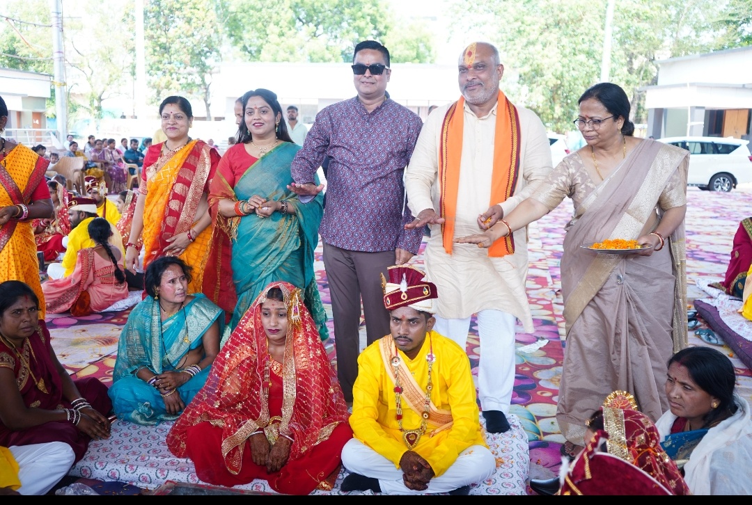 भिलाई। वैशाली नगर के लोक आंगन परिसर में मुख्यमंत्री कन्या विवाह योजना अंतर्गत 15 जोड़ों का आदर्श सामूहिक विवाह संपन्न, विधायक ललित चंद्राकर एवं रिकेश सेन ने नव विवाहित जोड़ों को दिया आशीर्वाद।