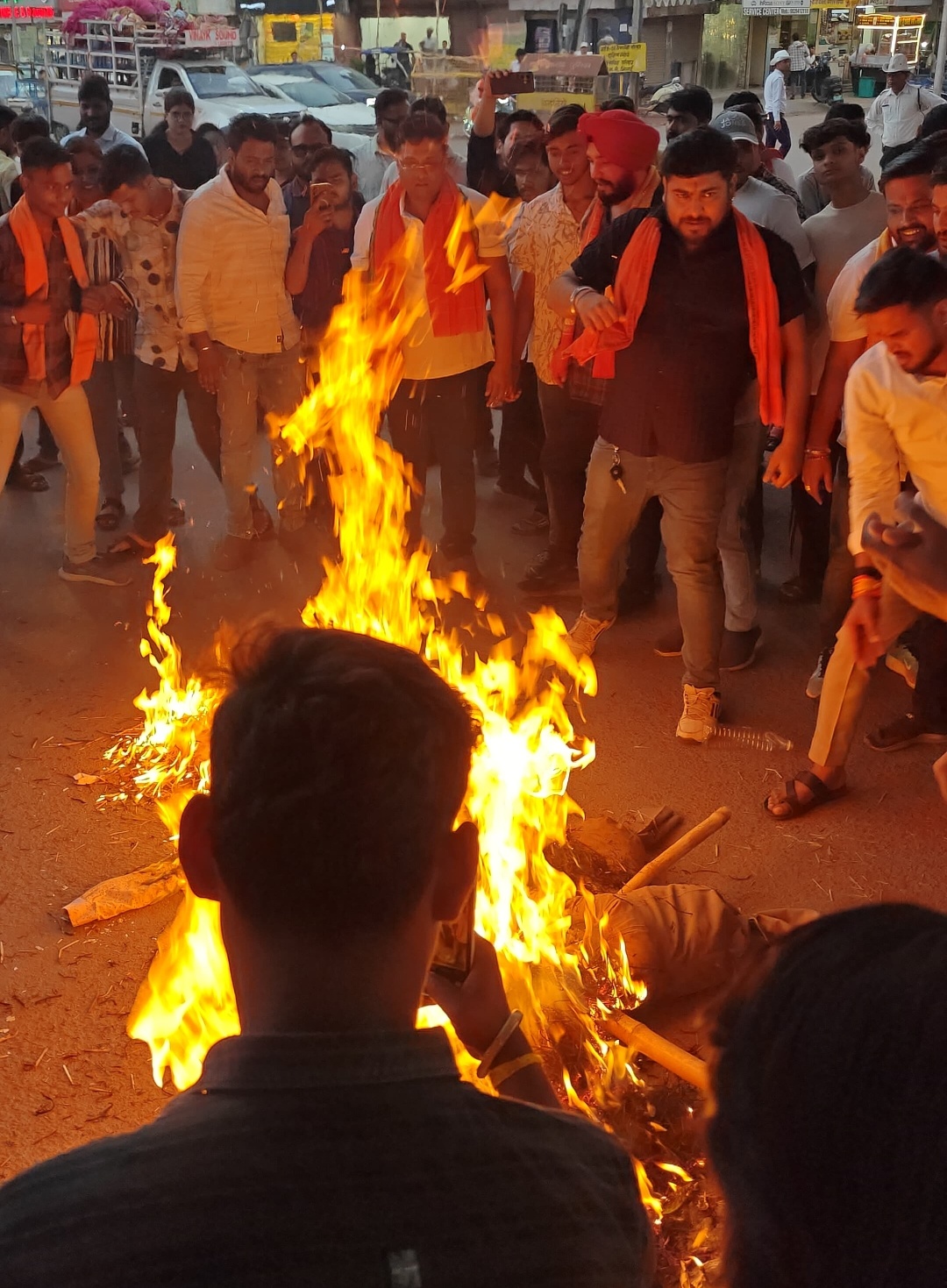 भिलाई। राहुल गांधी द्वारा प्रधानमंत्री एवं गृह मंत्री पर की गई अमर्यादित टिप्पणी के विरोध में भारतीय जनता युवा मोर्चा भिलाई का प्रदर्शन एवं पुतला दहन।