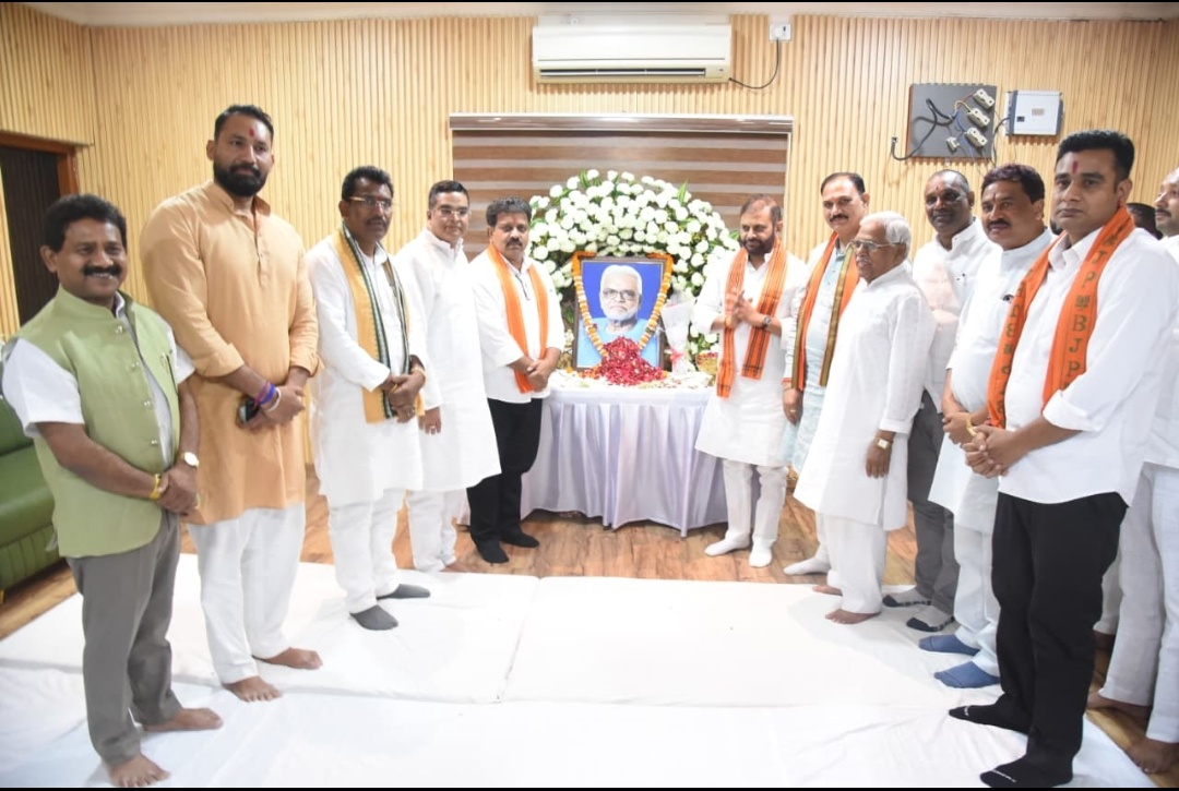 दुर्ग।गृह मंत्री श्री शर्मा, और स्वास्थ्य मंत्री श्री जायसवाल लोकांगन परिसर पहुंचकर स्वर्गीय सेन को श्रद्धांजलि अर्पित किए।