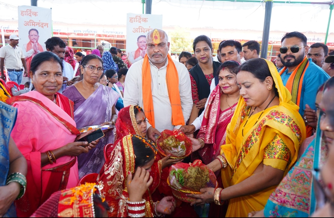 दुर्ग। ग्राम थनौद सुशासन तिहार में गर्भवती माताओं को सुपोषण टोकरी देकर रख रहे स्वस्थ छत्तीसगढ़ की नींव। ललित चंद्राकर जी।