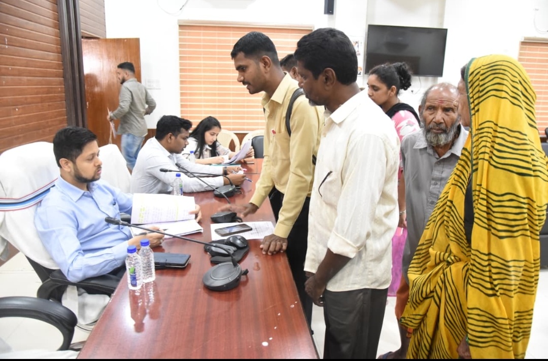 दुर्ग।किसानों ने मक्का फसल की राशि दिलाने कलेक्टर से लगाई गुहार। जन दर्शन में 164 आवेदन प्राप्त हुए।