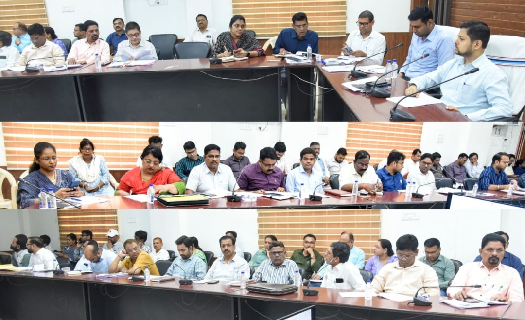 दुर्ग। कलेक्टर ने अधिकारियों की समीक्षा बैठक में लंबित आवेदनों को शीघ्र निराकरण करने के लिए निर्देश।