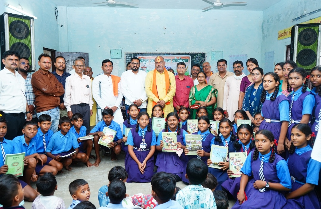 दुर्ग। ग्राम तिरगा में आयोजित संकुल स्तरीय शाला प्रवेशोत्सव में शामिल हुए ,दुर्ग ग्रामीण विधायक श्री ललित चंद्राकर जी।।
