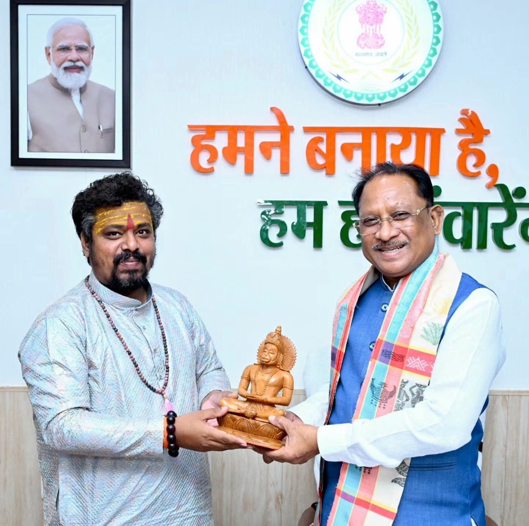 रायपुर। मुख्यमंत्री श्री विष्णु देव साय से परम पूज्य डॉक्टर प्रेमासाई जी महाराज की सौजन्य भेंट ।