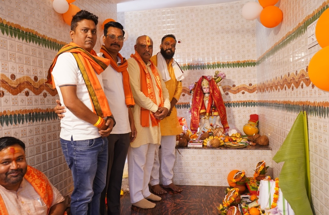 दुर्ग। श्याम नगर,  रिसाली में श्री हनुमान जी महाराज की पावन प्रतिमा प्राण प्रतिष्ठा महोत्सव संपन्न ।विधायक श्री ललित चंद्राकर ने किया अभिषेक एवं पूजा अर्चना।