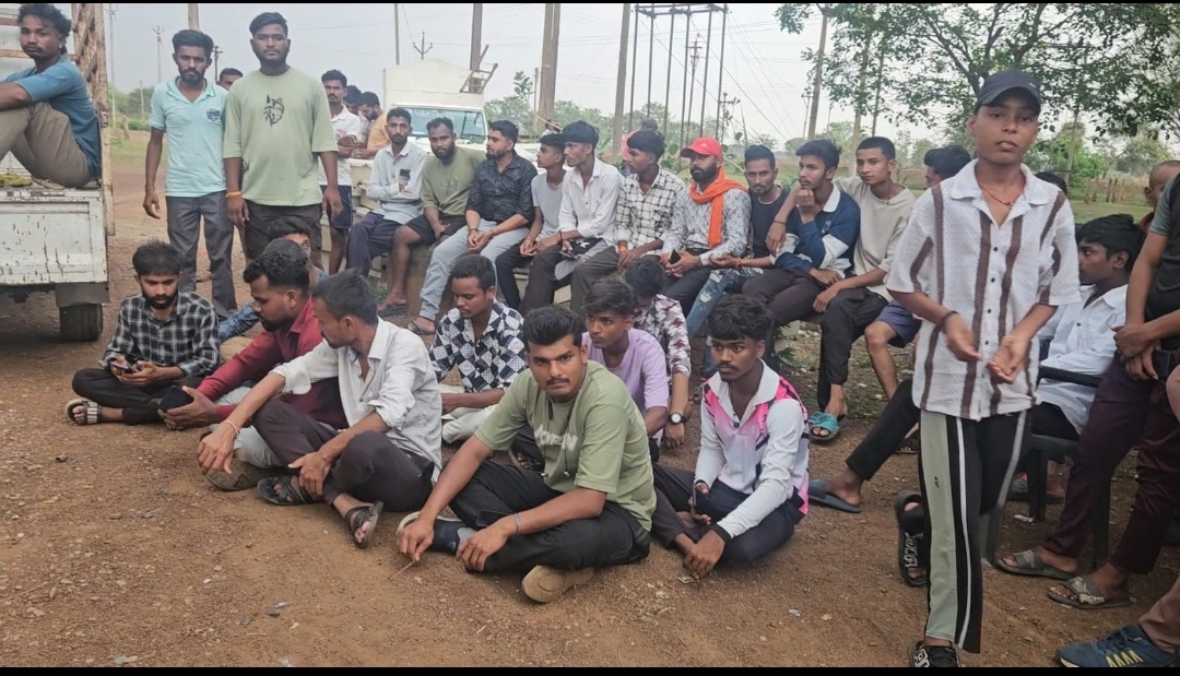 दुर्ग। ग्राम चिंगरी निवासी वीरेंद्र देशमुख उम्र 60 वर्ष की,खेत भ्रमण के दौरान विद्युत करंट लगने से दर्दनाक मौत। शव रख कर अंडा बिजली कार्यालय के सामने ग्रामीणों का धरना , मुआवजा और कार्यवाही की मांग।