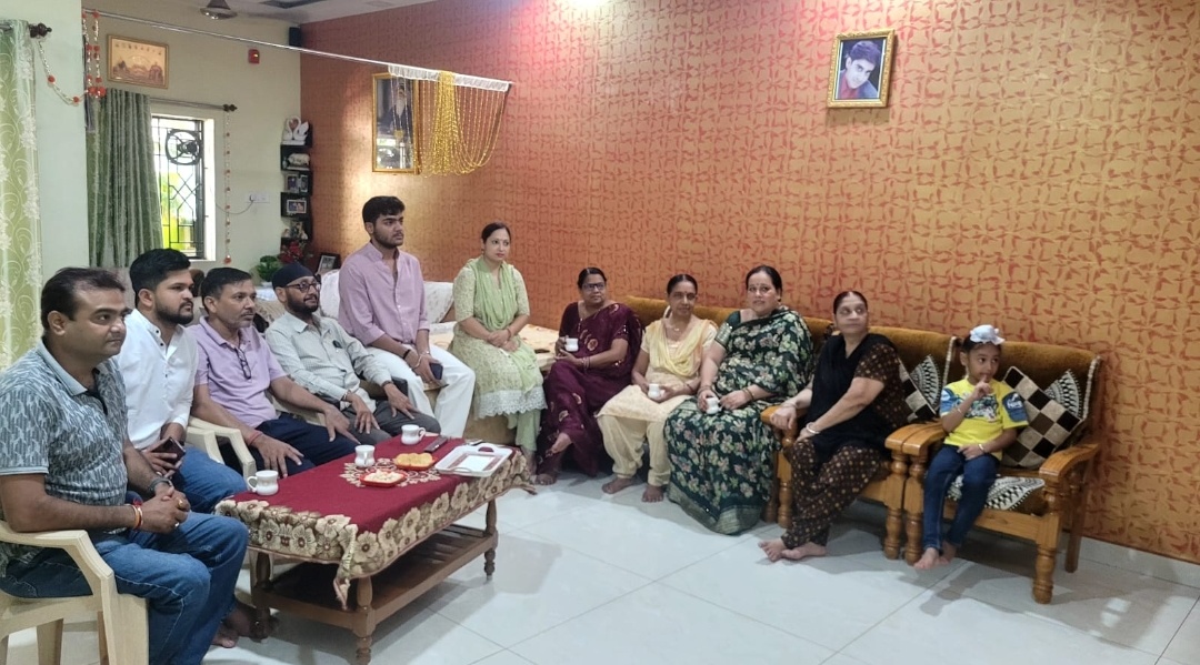 दुर्ग। मंदीप सिंह जी के घर पर पदाधिकारीयों एवं सामाजिक कार्यकर्ताओं ने सुनी मन की बात।