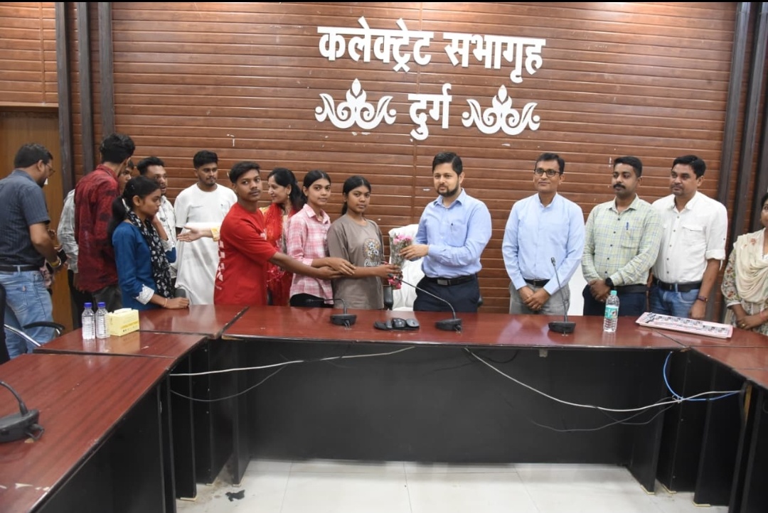दुर्ग। कोविड-19 में अनाथ हुए बच्चों से, कलेक्टर श्री सिंह ने किया संवाद, पढ़ाई और भविष्य पर की चर्चा।