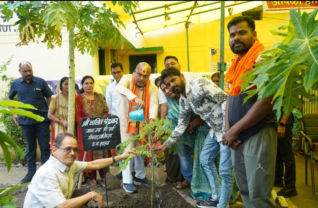दुर्ग। विधायक ललित चंद्राकर में अछोटी आंगनवाड़ी केन्द्र में किया वृक्षारोपण एवं अन्नप्राशन। एक पेड़ मां के नाम लगाने का किया आव्हान।
