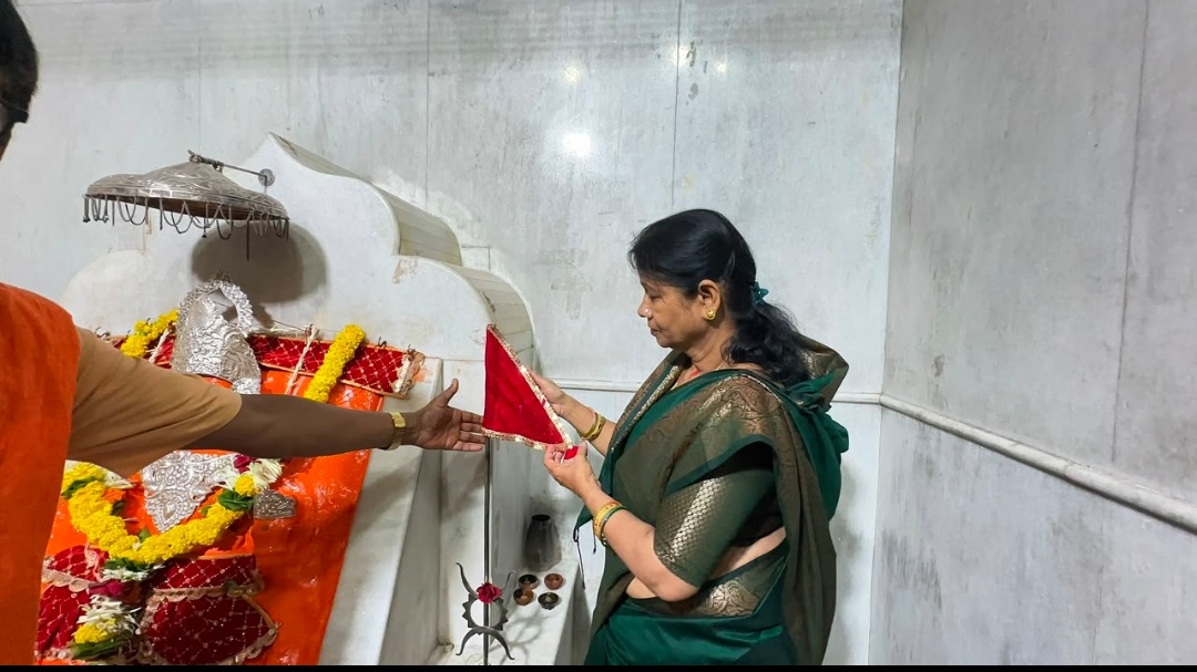दुर्ग शनिचरी बाजार स्थित श्री लांगूर वीर मंदिर में श्रद्धा भक्ति के साथ हुआ कलश एवं ध्वजारोहण।