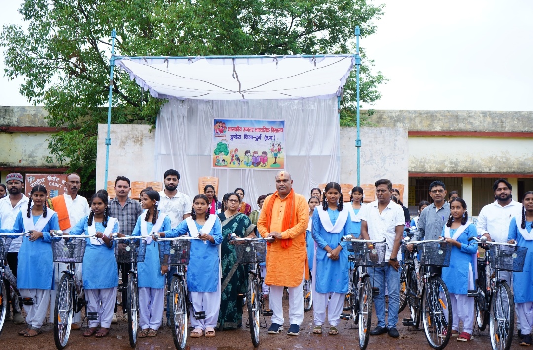 दुर्ग। विधायक श्री ललित चंद्राकर ने डूंडेरा में 31 छात्राओं को वितरित की सरस्वती निशुल्क साइकिल।