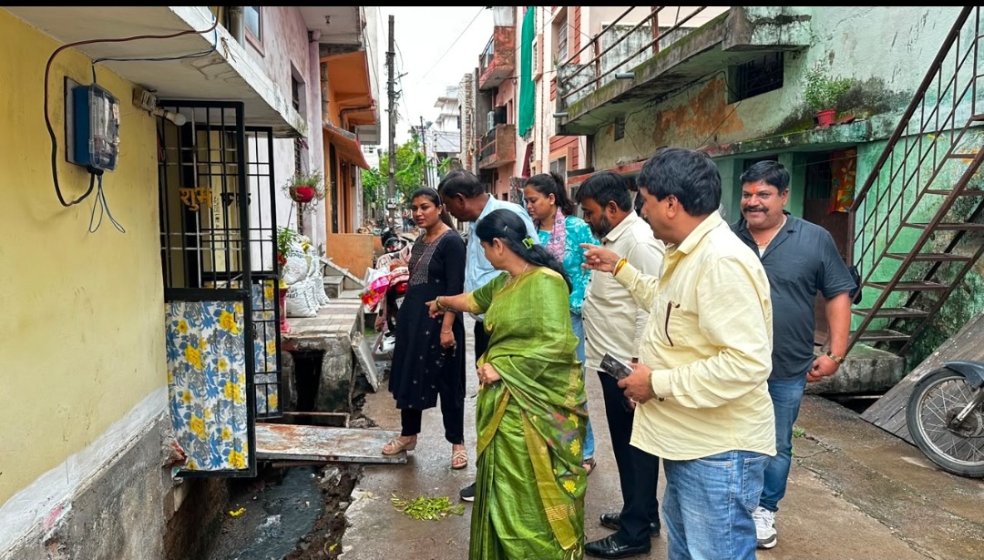 दुर्ग। महापौर अलका बाघमार ने नाली निर्माण कार्यों का किया निरीक्षण ,गुणवत्ता एवं जल निकासी से समझौता नहीं होगा।