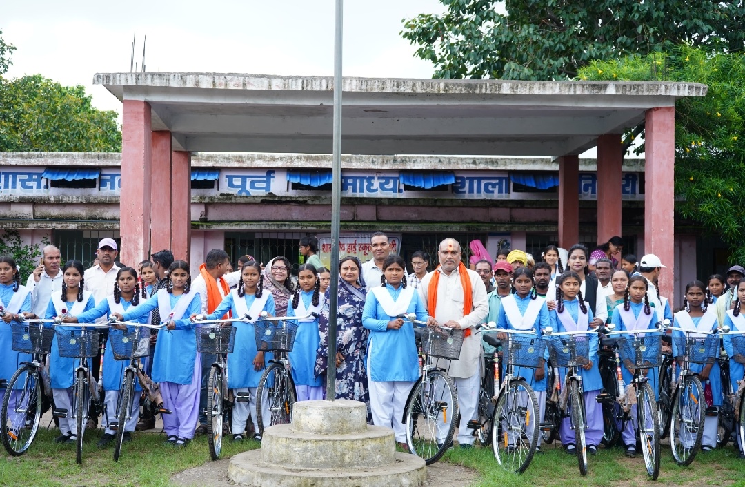 दुर्ग। विधायक ललित चंद्राकर ने गनियारी में सरस्वती निशुल्क योजना अंतर्गत वितरण किया साईकिल।