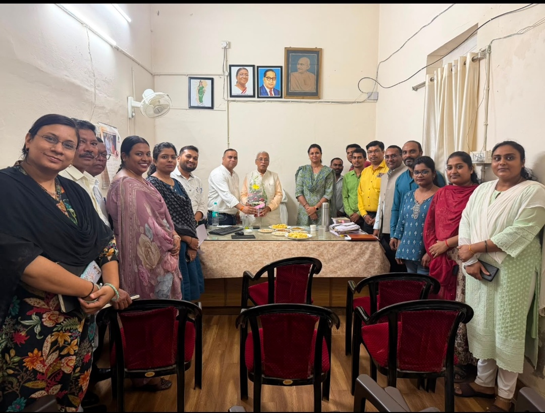 दुर्ग। श्रमायुक्त कार्यालय पहुंचे डॉक्टर सिंह।
