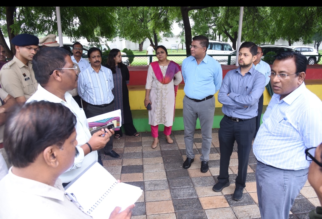 दुर्ग। स्वतंत्रता दिवस की तैयारीयों का कलेक्टर और एसएसपी ने किया निरीक्षण।