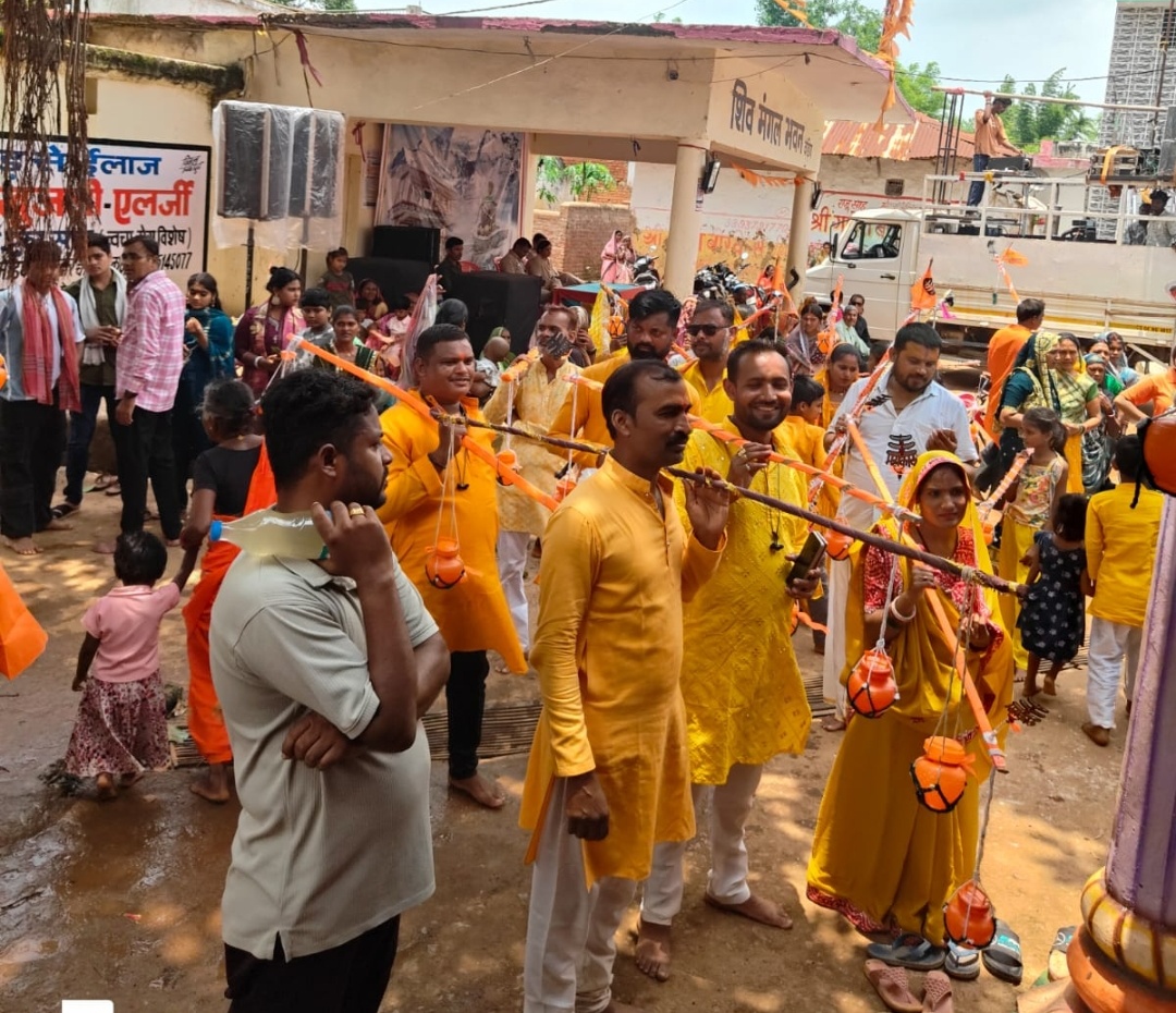 ननकटठी। आस्था के रंग में रंगा ग्राम कोड़िया ,हजारों कांवड़ियों ने किया शिवजी का जलाभिषेक।