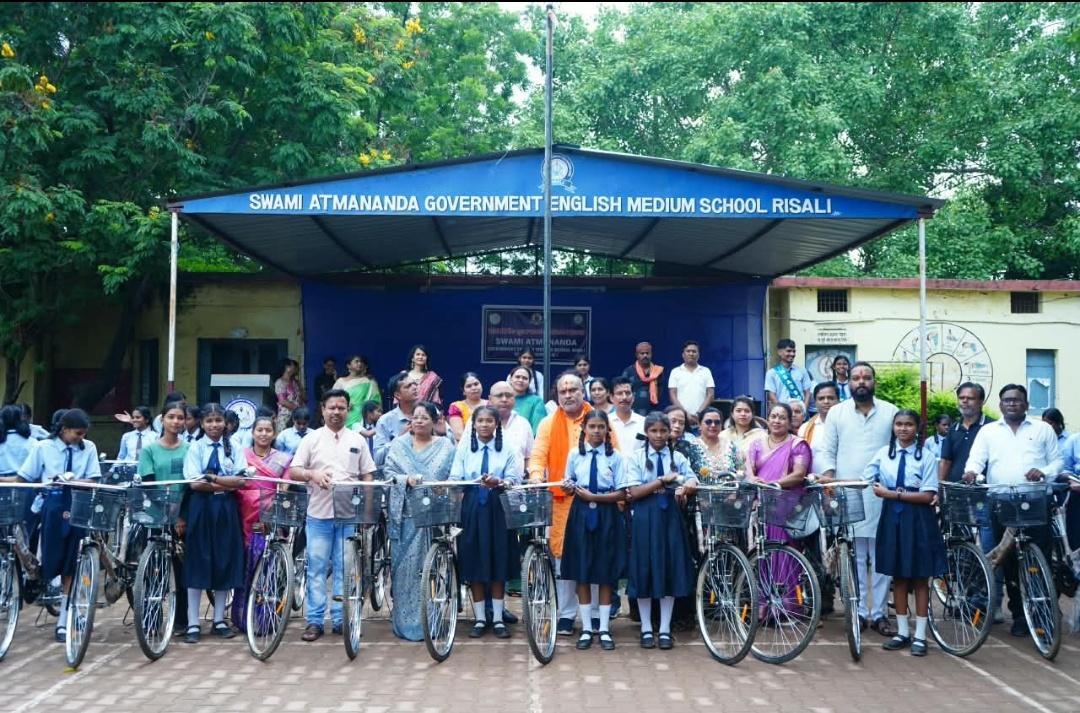 दुर्ग ।दुर्ग ग्रामीण विधायक ललित चंद्राकर ने रिसाली स्वामी आत्मानंद उत्कृष्ट इंग्लिश मीडियम स्कूल में 61 छात्राओं को प्रदान की निशुल्क साइकिल।