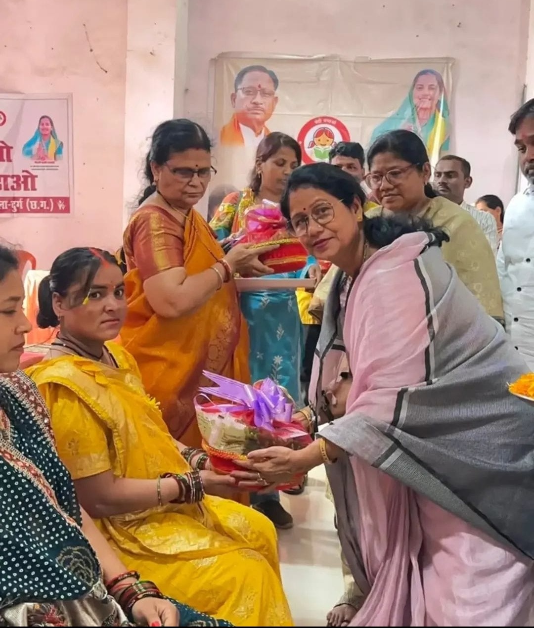 दुर्ग ।विश्व स्तनपान सप्ताह पर महापौर अलका बाघमार ने माताओं को किया सम्मानित, हेल्दी किट का किया वितरण।