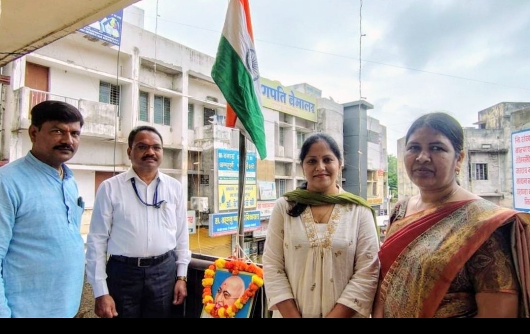 दुर्ग ।जनसंपर्क कार्यालय में ध्वजारोहण।