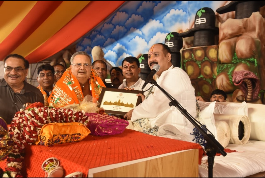 भिलाई नगर। शिव महापुराण कथा सुनने पहुंचे विधानसभा अध्यक्ष डॉ रमन सिंह जी।