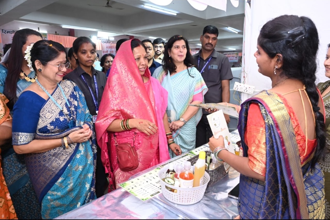 दुर्ग। रिमझिम सावन मेला की शुभारंभ में सीएम की धर्मपत्नी कौशल्या देवी साय एवं डॉक्टर सरोज पांडे हुई शामिल, सावन झूले का लिया आनंद।।