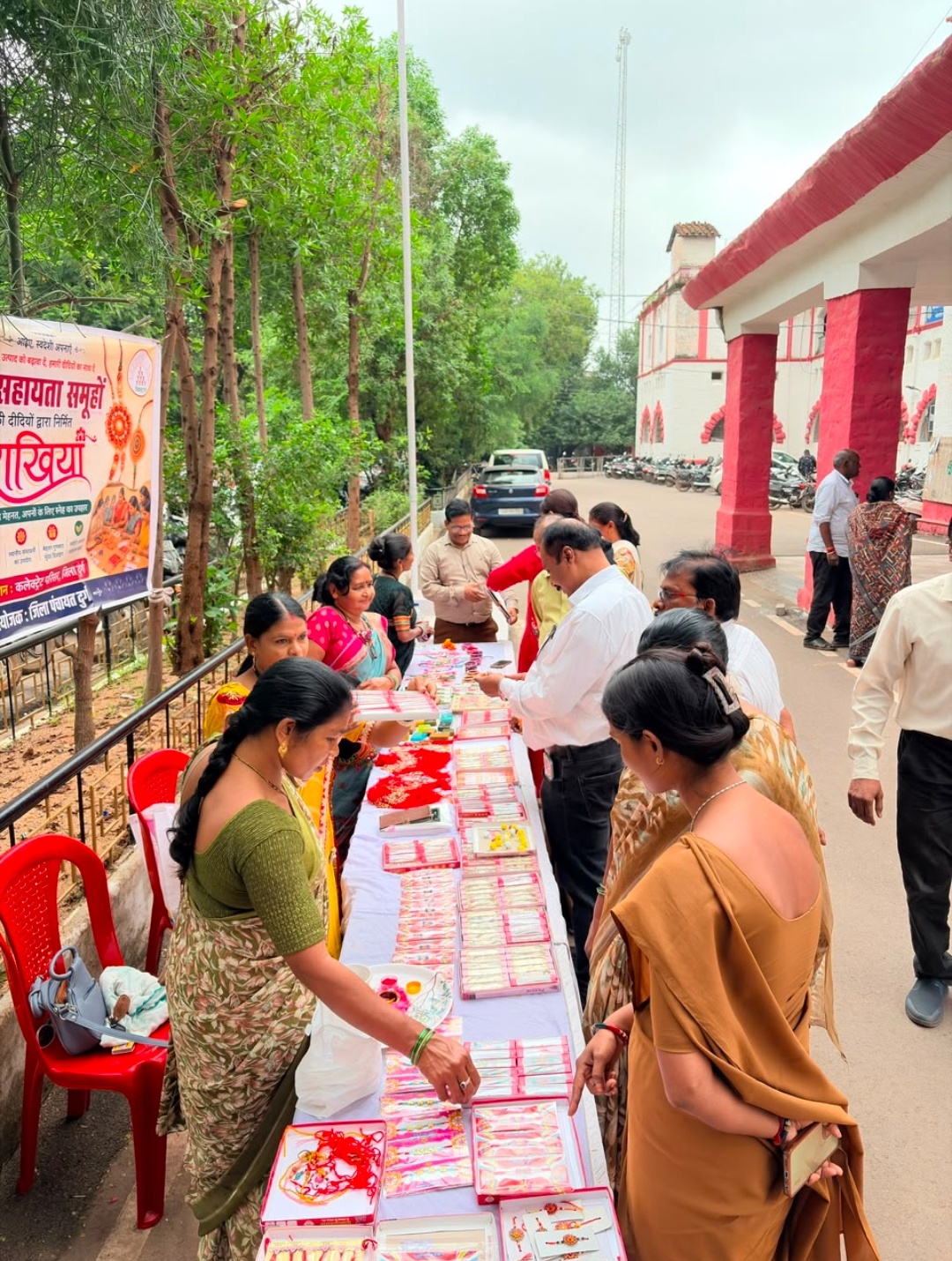 दुर्ग। रक्षाबंधन पर्व पर कलेक्ट्रेट परिसर में एसएच जी महिलाओं का राखी स्टॉल।