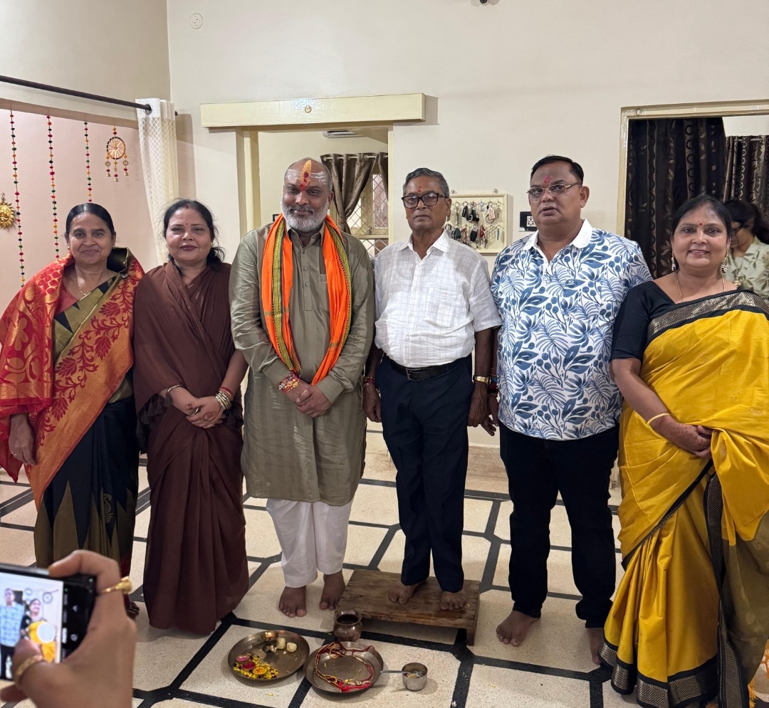 दुर्ग। विधायक ललित चंद्राकर और अशोक चंद्राकर को बहनों ने बांधी राखी।