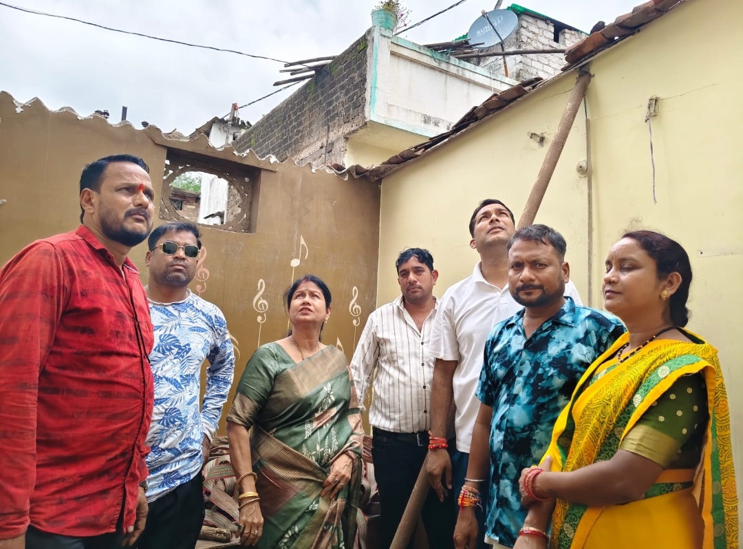 दुर्ग। लगातार बारिश से कैलाश नगर में छानी वाले मकान की छत गिरी ।महापौर ने मौके पर पहुंच कर लिया जायजा।।