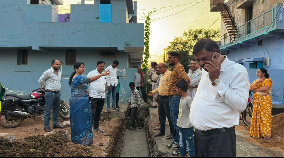 दुर्ग। नाली निर्माण में गड़बड़ी पर महापौर ने रुकवाया काम ,ठेकेदार को लगाई फटकार।