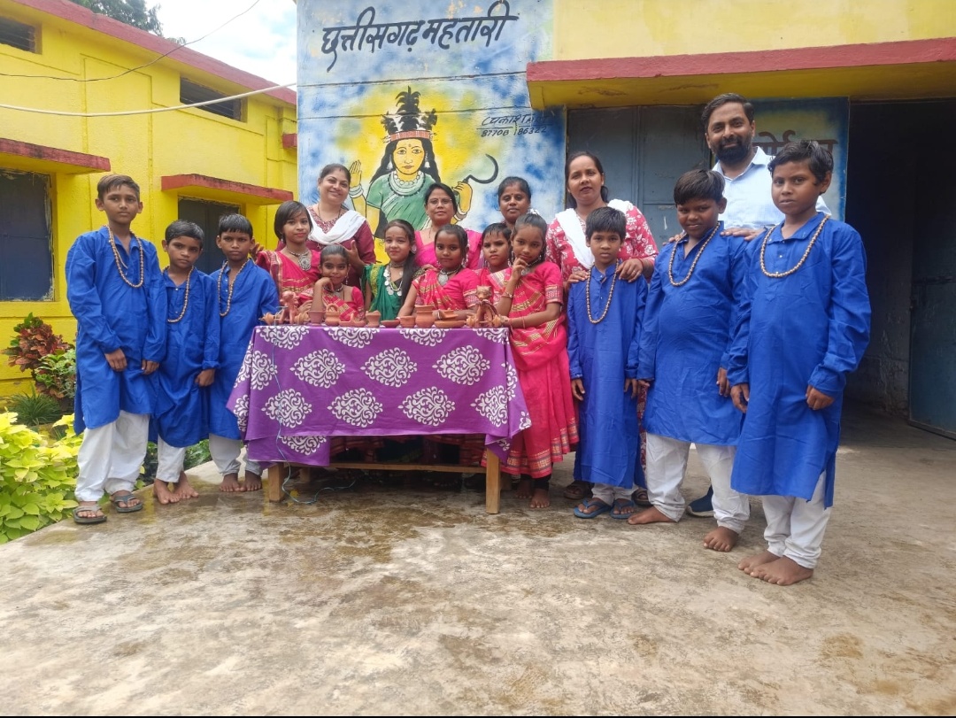 दुर्ग।शा, प्राथमिक शाला ढौर क्रमांक 2 में धूमधाम से मना पोला और तीज महोत्सव ,अडानी फाउंडेशन ने किया स्मार्ट क्लास व ई लाइब्रेरी का लोकार्पण।