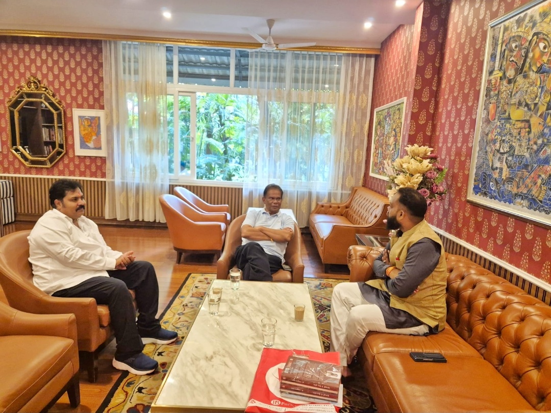 रिसाली।ओड़ीसा सांसद दिलीप कुमार राय जी से पार्षद मनीष यादव बंटी ने की सौजन्य मुलाकात।