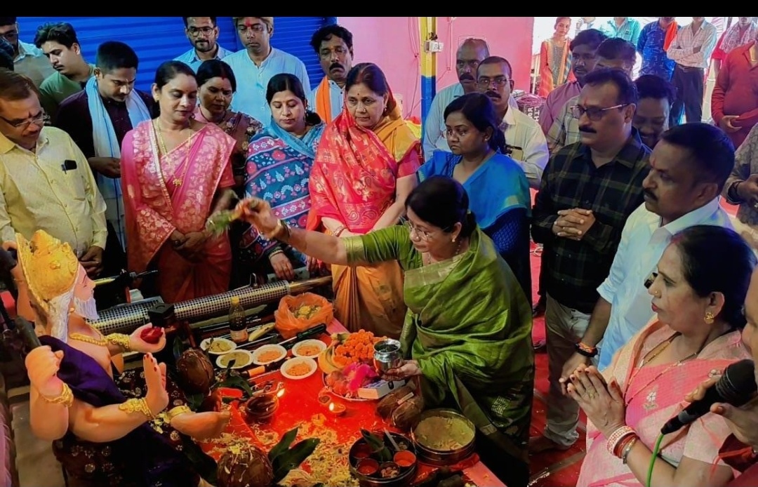 दुर्ग। भगवान विश्वकर्मा जयंती पर निगम में पूजा अर्चना, निगम में विराजे कर्म के देवता भगवान विश्वकर्मा। महापौर ,आयुक्त और सभापति ने की पूजा अर्चना।