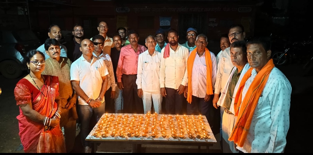 दुर्ग। ग्राम नंदकठी के सेवा सहकारी समिति बैंक में,यशस्वी प्रधानमंत्री माननीय नरेंद्र मोदी जी के 25 साल सेवा संकल्प और समर्पण के लिए आशीर्वाद दीप प्रज्वलित किया गया।