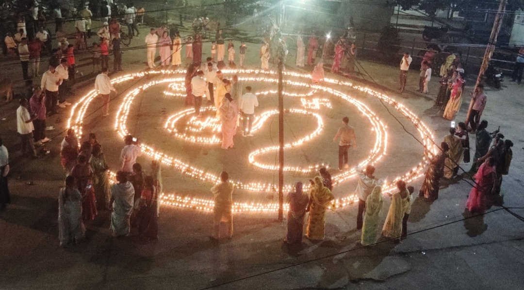 जामुल। जामुल में 5100 आशीर्वाद दीप से जगमगाया रावण भाठा।