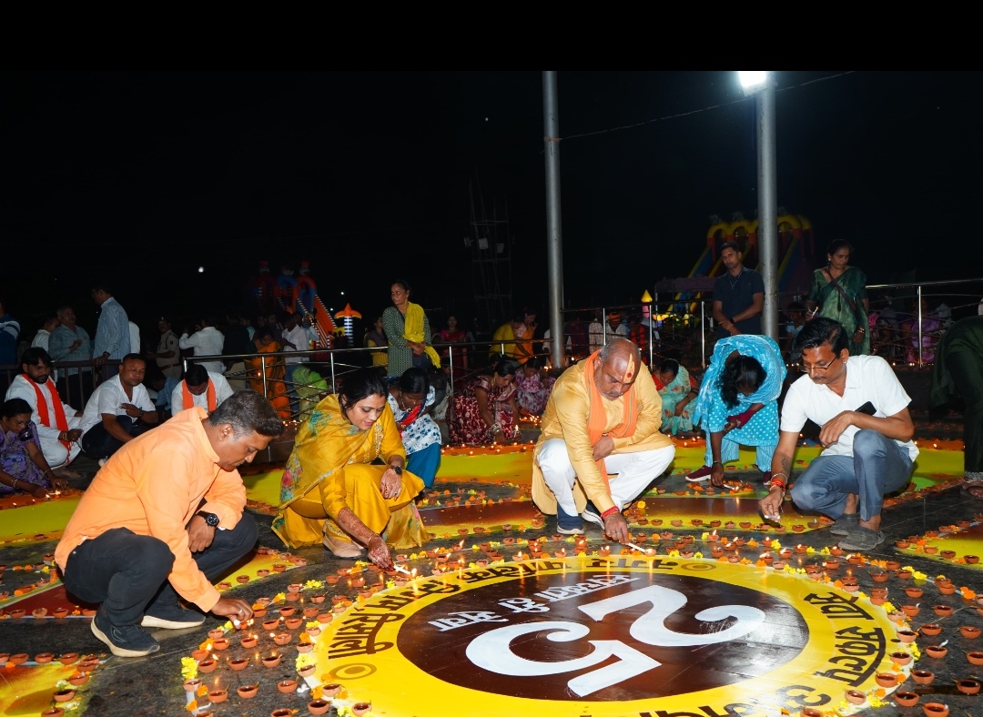 रिसाली। 51000 दीपों से जगमगा उठा रीसाली दशहरा मैदान, प्रधानमंत्री श्री नरेंद्र मोदी जी के जन्म दिवस पर जलाए गए आशीर्वाद के दिए।