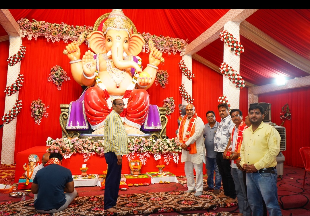 दुर्ग। दुर्ग ग्रामीण विधायक श्री ललित चंद्राकर ने क्षेत्र के विभिन्न गणेश पंडालों में गणपति बप्पा के दर्शन कर प्रदेश वासियों की सुख समृद्धि की कामना की।