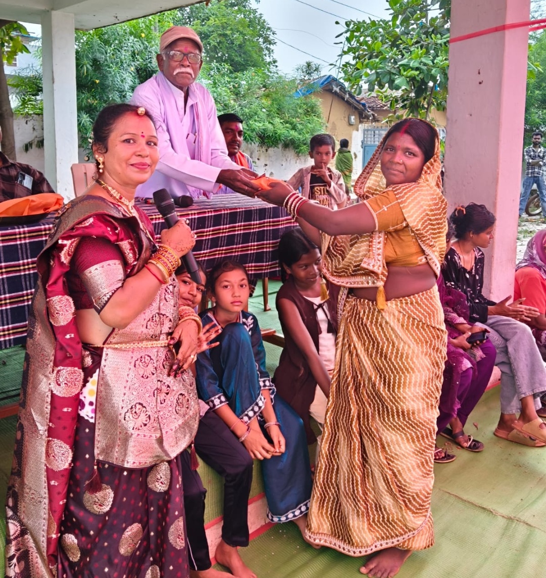 दुर्ग। ग्राम नंदकठी में निषाद समाज की बहनों द्वारा तीज मिलन कार्यक्रम धूमधाम से मनाया गया।