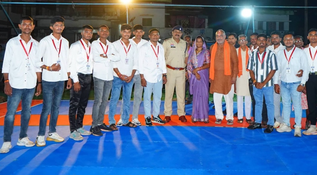 दुर्ग ।ग्राम महमरा में एकदिवसीय राज्य स्तरीय कबड्डी प्रतियोगिता का दुर्ग ग्रामीण विधायक श्री ललित चंद्राकर जी ने किया शुभारंभ।